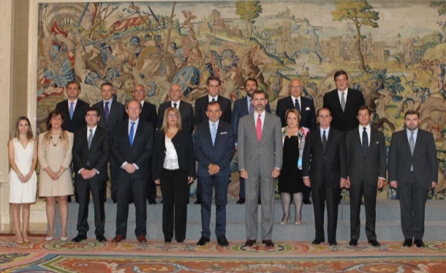 Fotografía de grupo de Su Alteza Real el Príncipe de Asturias con la Junta Directiva de la Asociación Española de Corredurías de Seguros (ADECOSE)